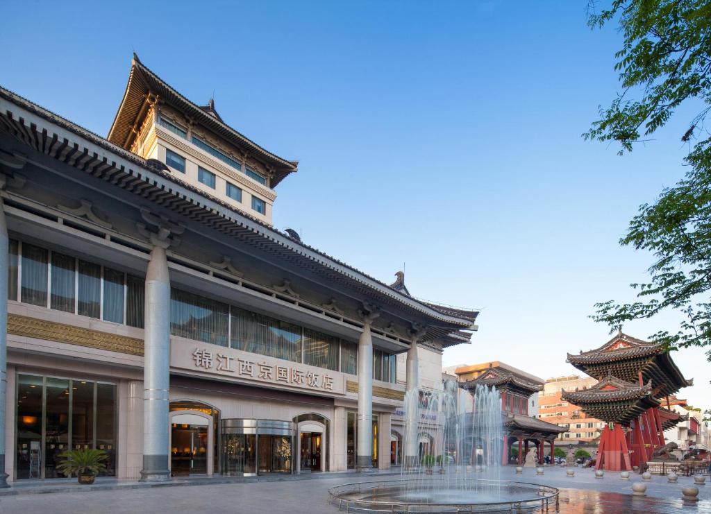 un edificio con una fuente frente a él en Jin Jiang West Capital International Hotel, en Xi'an