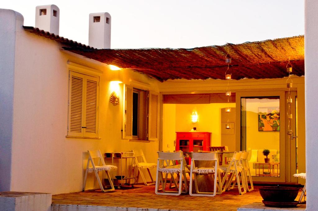 un patio con sedie e tavolo in una casa di Vila 832 ad Albufeira