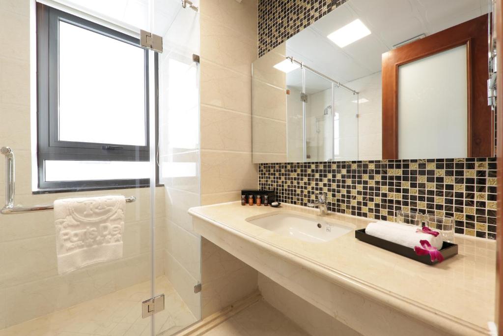 Deluxe King Room with Partial Sea View - High floor