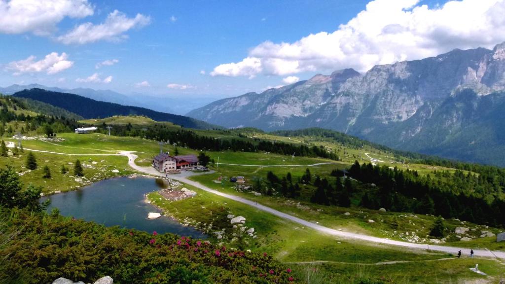マドンナ・ディ・カンピリオにあるRifugio Viviani Pradalagoの湖と山の渓谷の景色