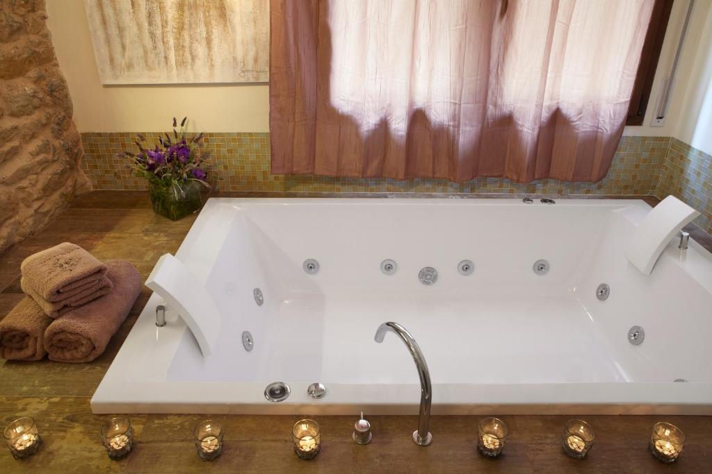 El Racó de Madremanya - Adults only - Jacuzzi privado en la habitación en Madremanya