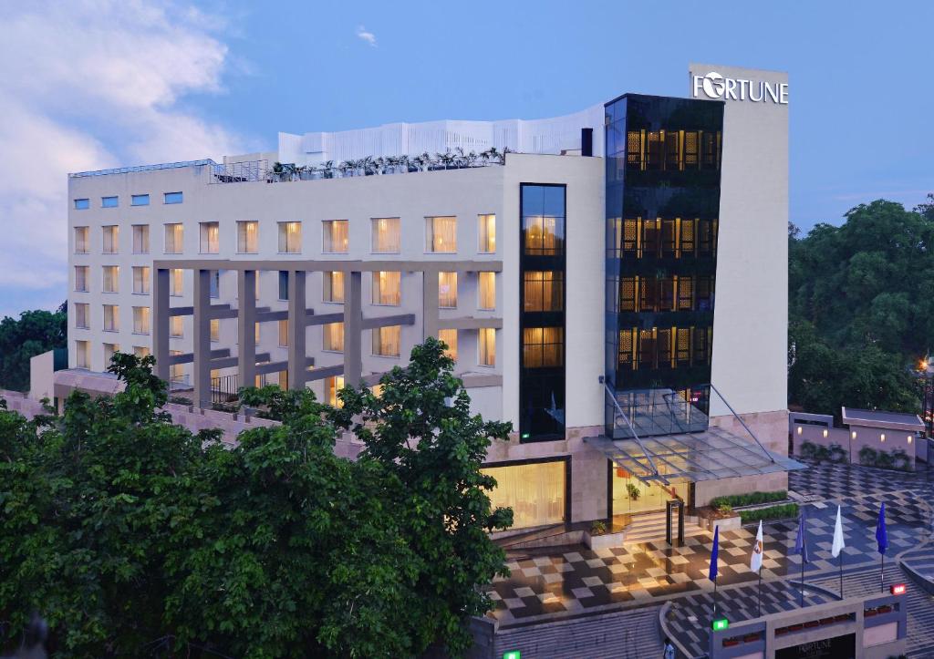 Un grand bâtiment blanc avec de nombreuses fenêtres dans l'établissement Fortune Park BBD - Member ITC Hotel Group, à Lucknow