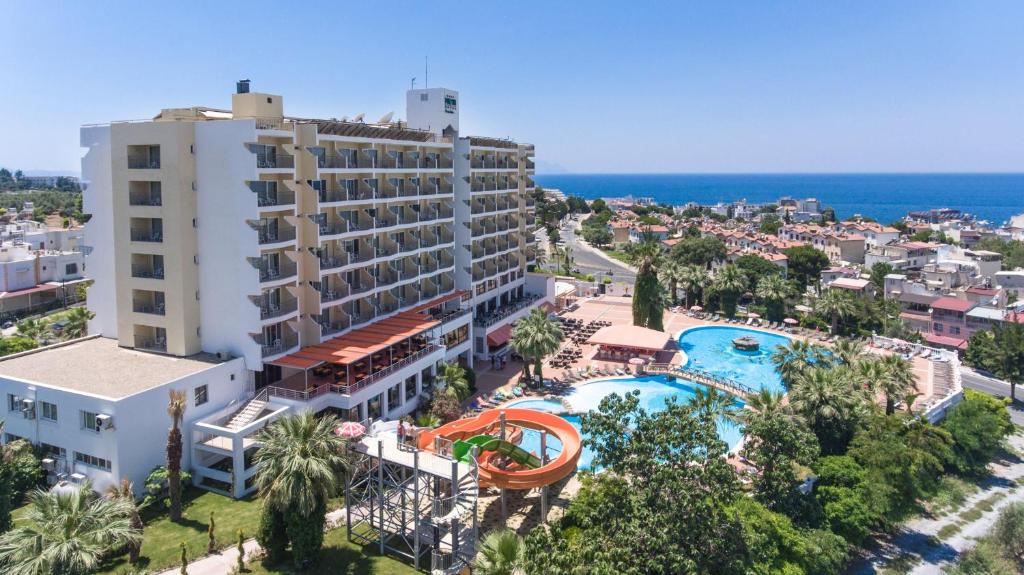 een luchtzicht op een hotel en een zwembad bij Palmin Hotel in Kuşadası