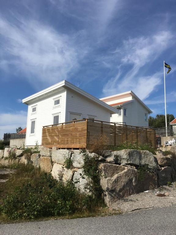 a white house sitting on top of a stone wall at Guest Haush Ånneröd in Strömstad