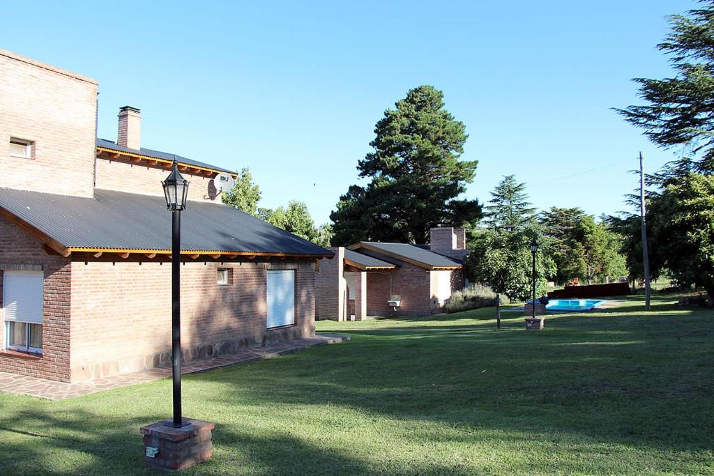 una luz de la calle en el césped junto a un edificio en Lo de Charly en Sierra de la Ventana