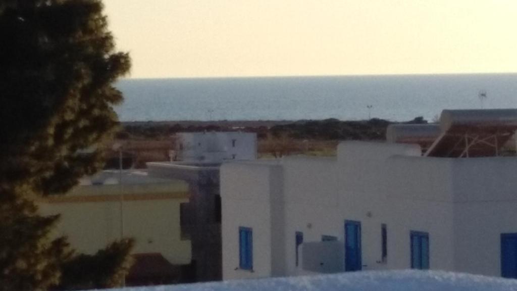 una vista de un edificio con el océano en el fondo en Nuovo appartamento vacanze, en Torre Pali