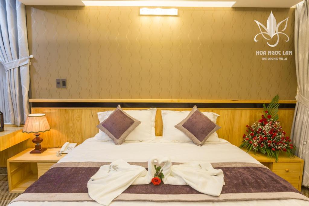 Postel nebo postele na pokoji v ubytování Hoa Ngoc Lan - The Orchid Villa Dalat