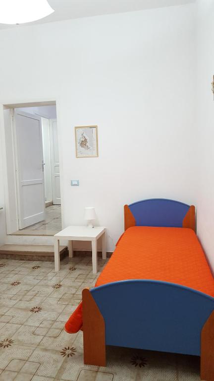 ノートにあるTrepontiのベッドルーム(青とオレンジのベッド、鏡付)