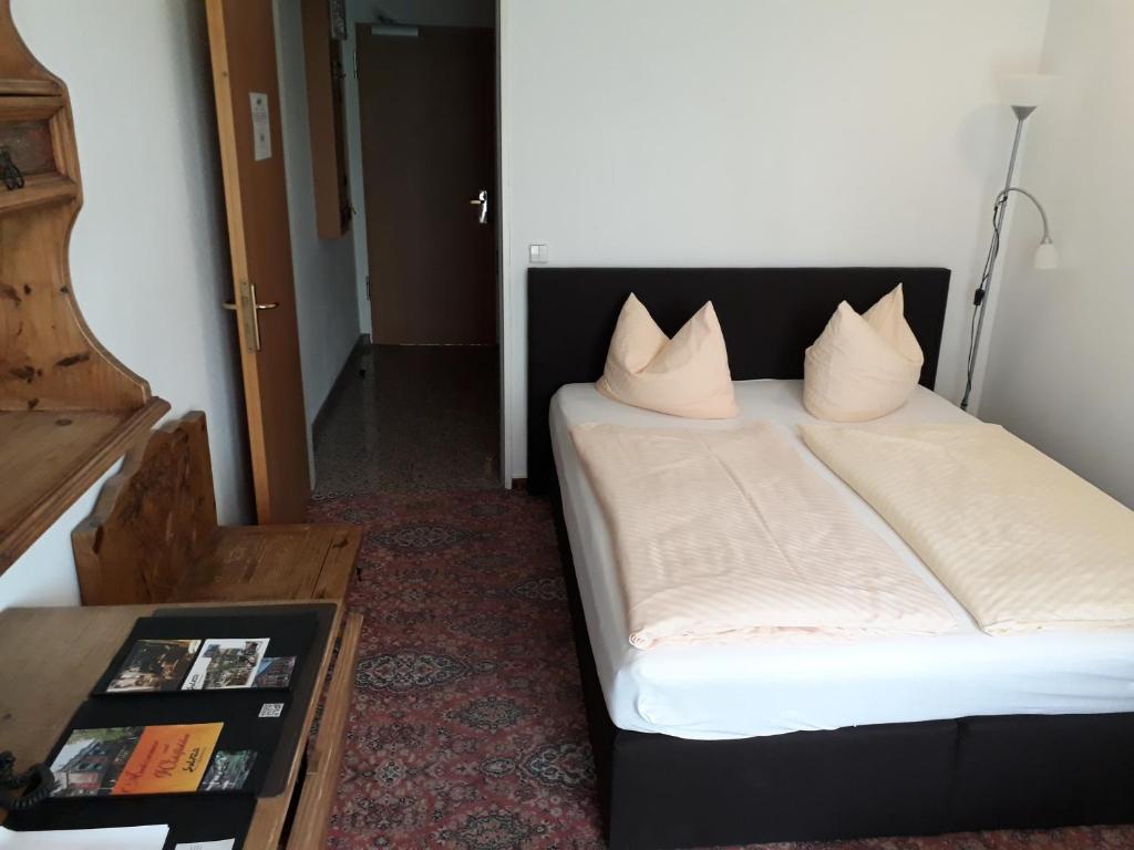 Postel nebo postele na pokoji v ubytování Solitaire Hotel