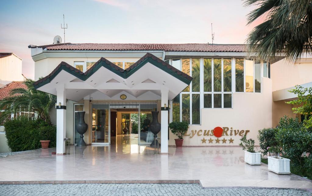 un edificio con una gran entrada a un edificio en Lycus River Thermal Hotel, en Pamukkale