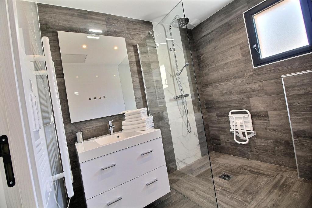 a bathroom with a sink and a shower at Residence ACQUA LINDA Porticcio in Porticcio