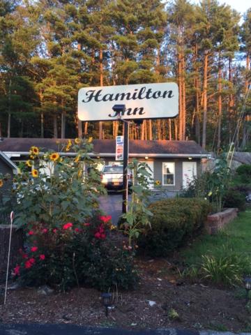 una señal para una posada hamillion en un patio en Hamilton Inn Sturbridge, en Sturbridge