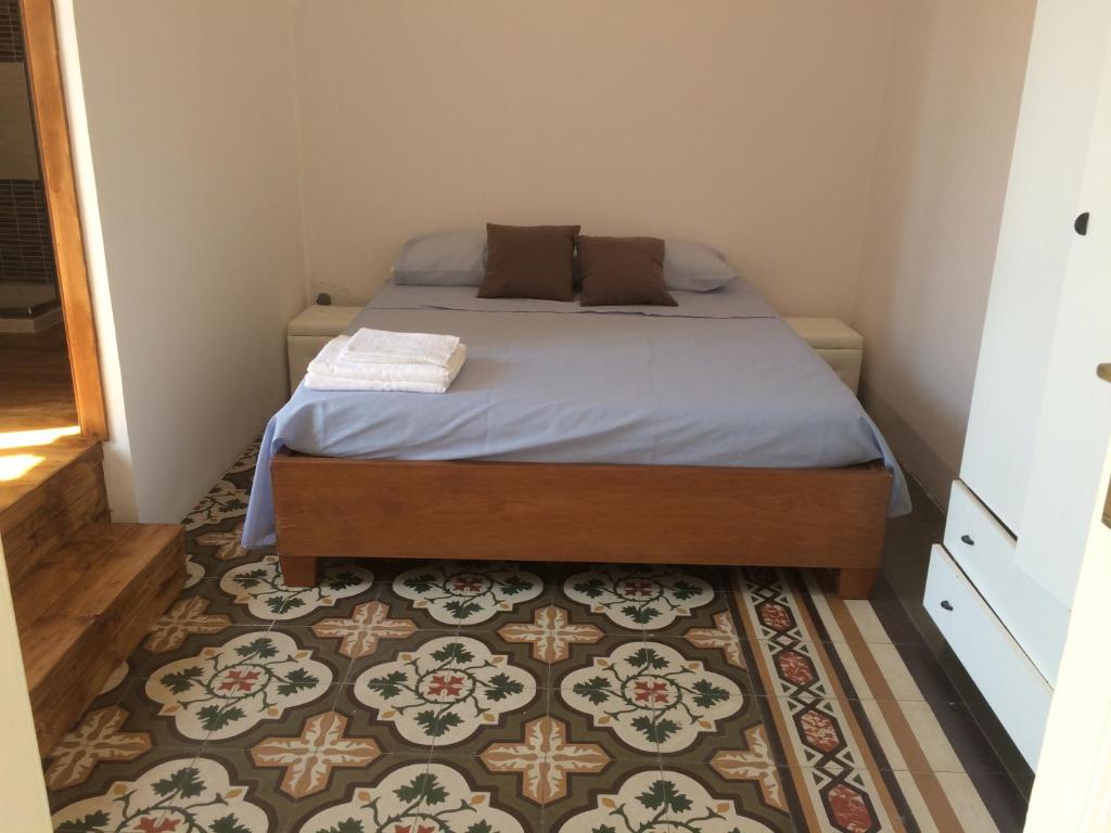 レッチェにあるNazario sauroのラグ付きの小さな部屋のベッド1台分です。