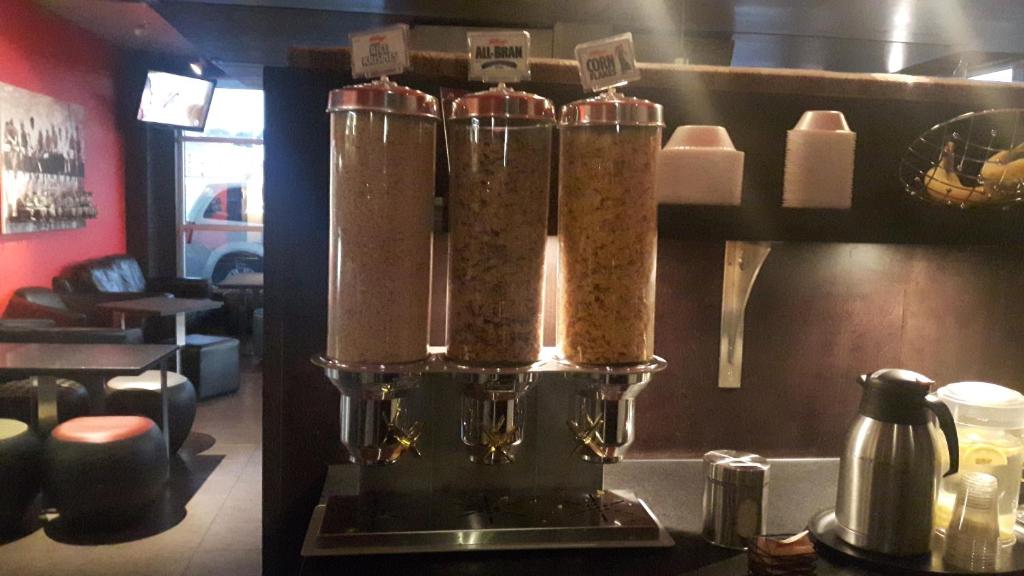 Příslušenství pro přípravu čaje a kávy v ubytování Grand Times Hotel – Aeroport de Quebec
