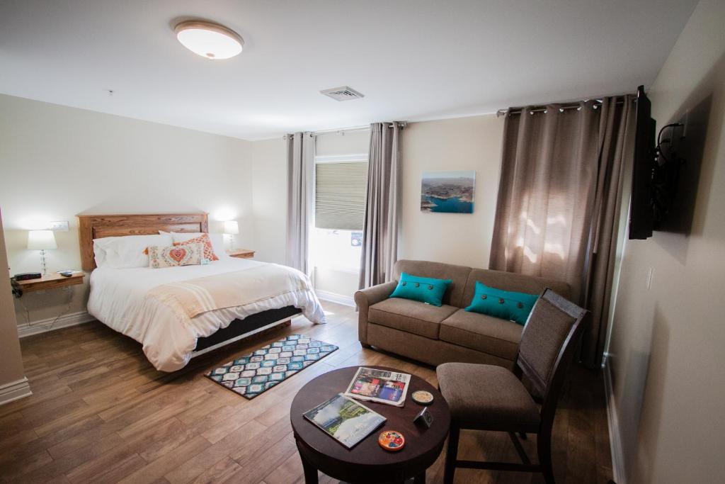 1 dormitorio con cama, sofá y mesa en The Escape, en Lewisburg