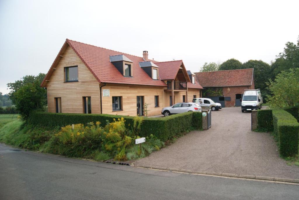 ein Haus mit einem Auto neben einer Einfahrt in der Unterkunft La cabane de Denier in Denier