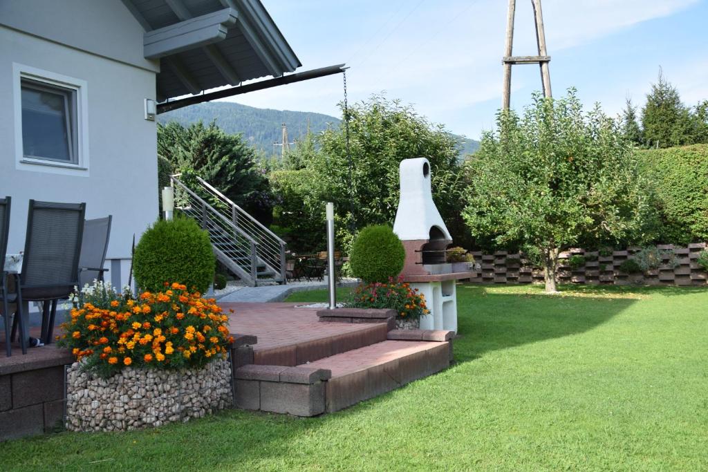 A garden outside Ferienwohnung Trauntschnig