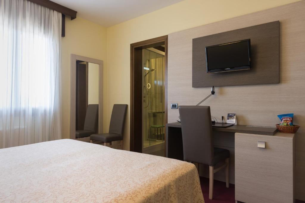 TV a/nebo společenská místnost v ubytování Park Hotel Ristorante Ca' Bianca