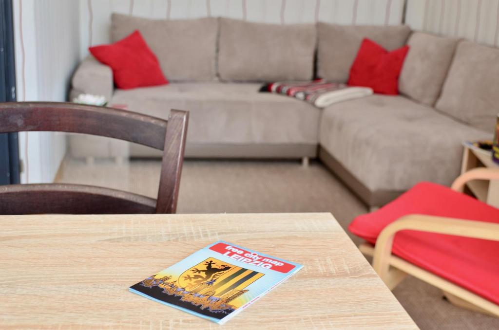 a living room with a table with a book on it at Ferienwohnung Zentrum/Hauptbahnhof in Leipzig