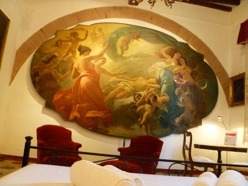 una gran pintura en la pared de una iglesia en Time Out, en Pisa