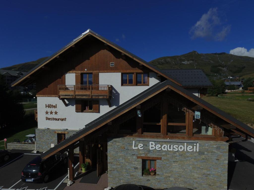 Nespecifikovaný výhled na hory nebo výhled na hory při pohledu z hotelu
