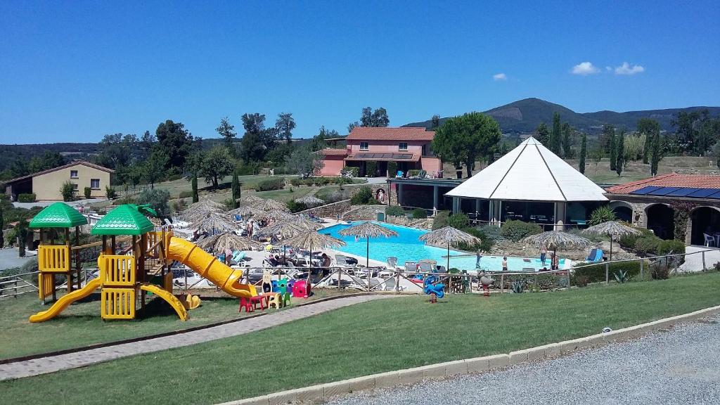 Basen w obiekcie Borgo Felciaione lub w pobliżu