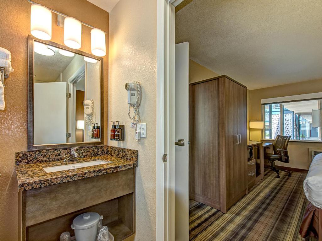 Boulder University Inn - King Room - Disability Access