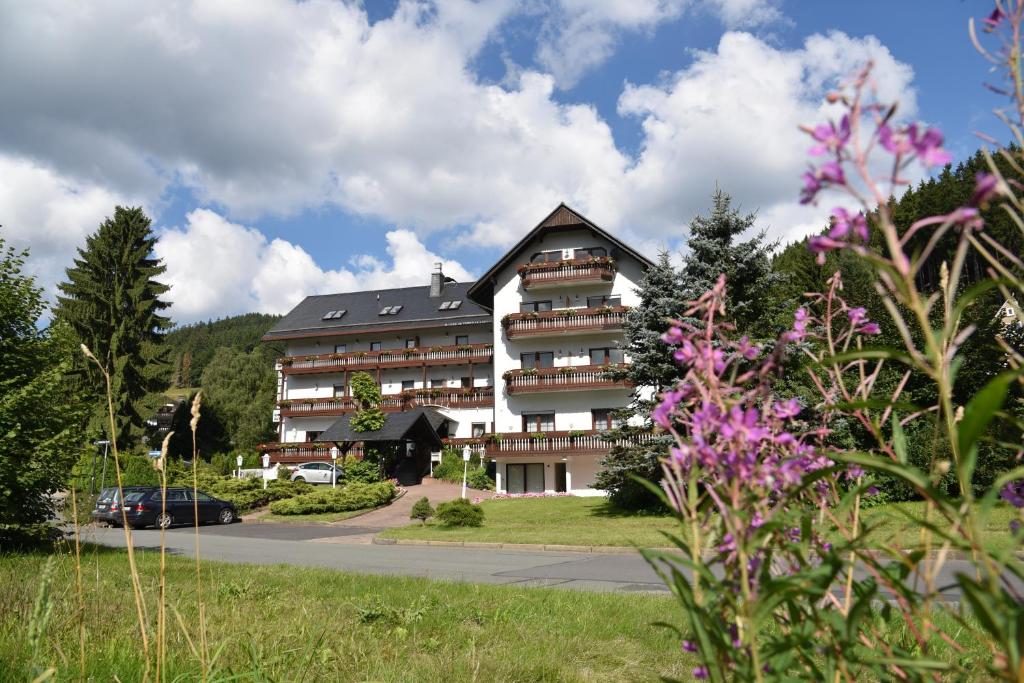 un grande condominio in mezzo a un parco di Hotel Thüringer Wald a Ilmenau