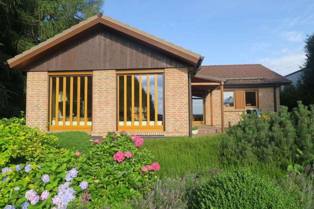 ein kleines Haus mit Garten davor in der Unterkunft Ferienhaus Sonne, Harz und Sterne in Hohegeiß