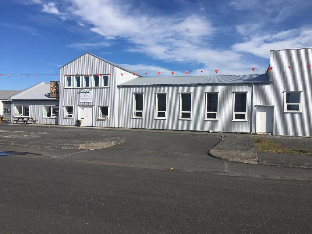 un edificio blanco al lado de una calle en Welcome Riverside Guesthouse, en Hella