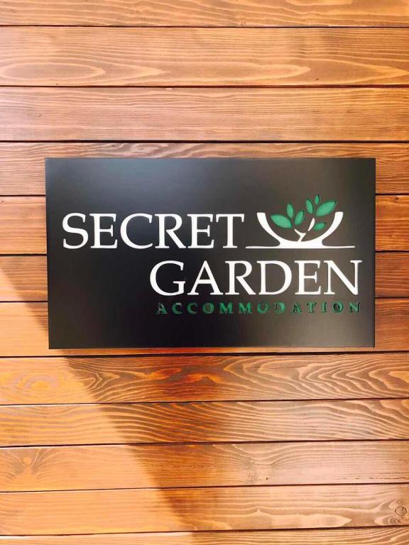 Un certificado, premio, cartel u otro documento en Apartments Secret Garden
