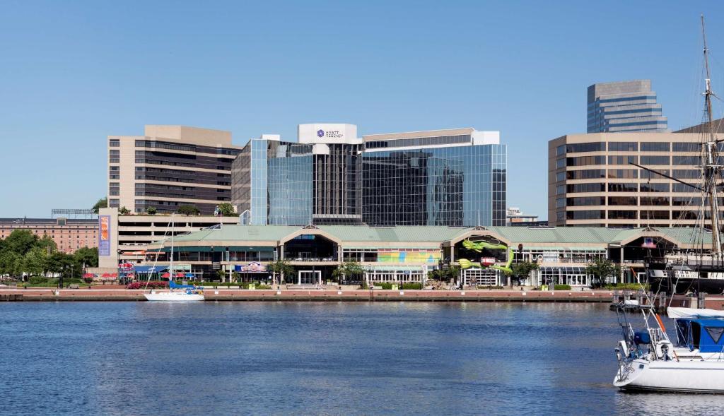 una barca in un bacino d’acqua con edifici di Hyatt Regency Baltimore a Baltimora