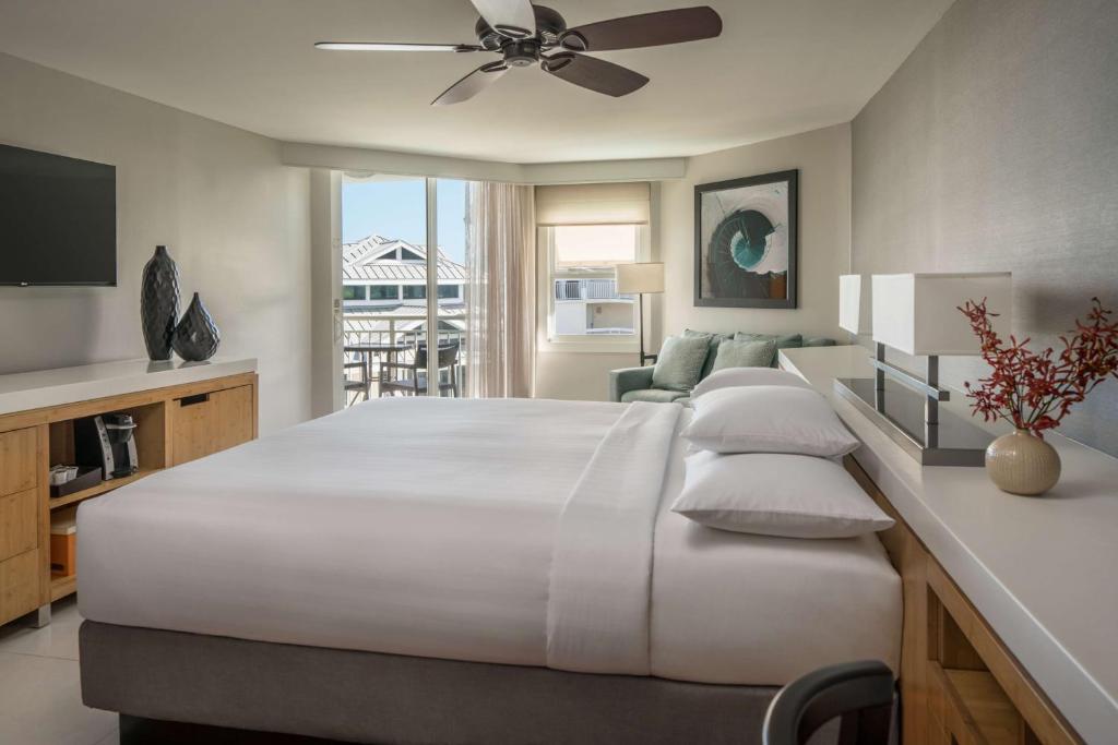 Postel nebo postele na pokoji v ubytování Hyatt Centric Key West Resort & Spa