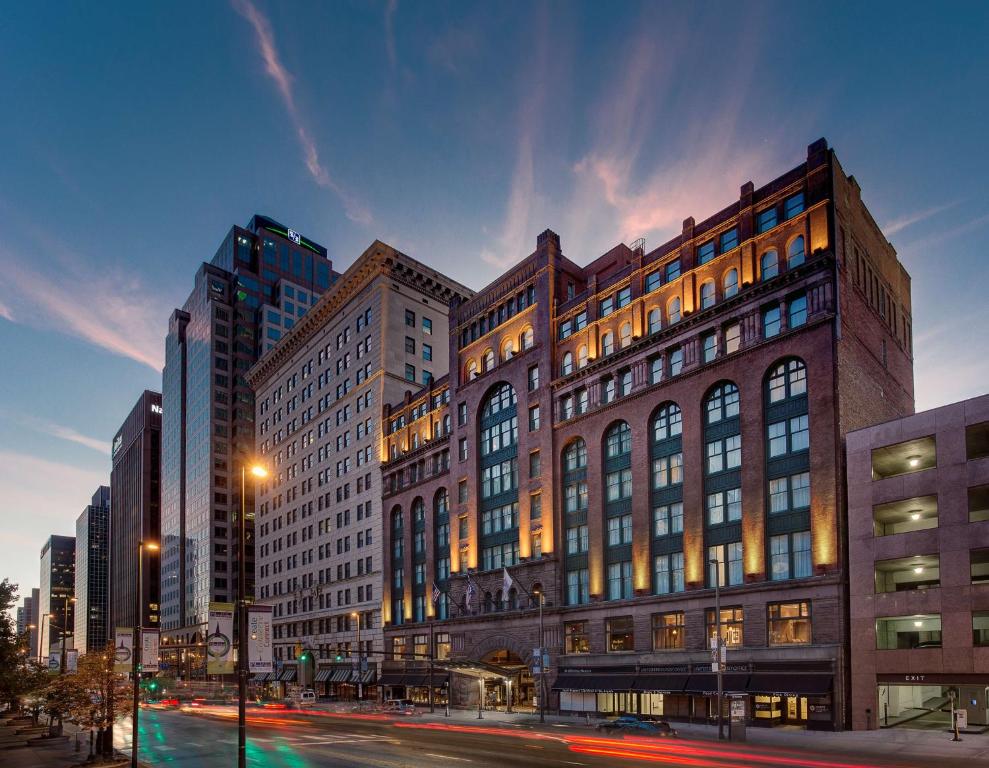 un gran edificio de ladrillo en una ciudad con edificios en Hyatt Regency Cleveland at The Arcade en Cleveland