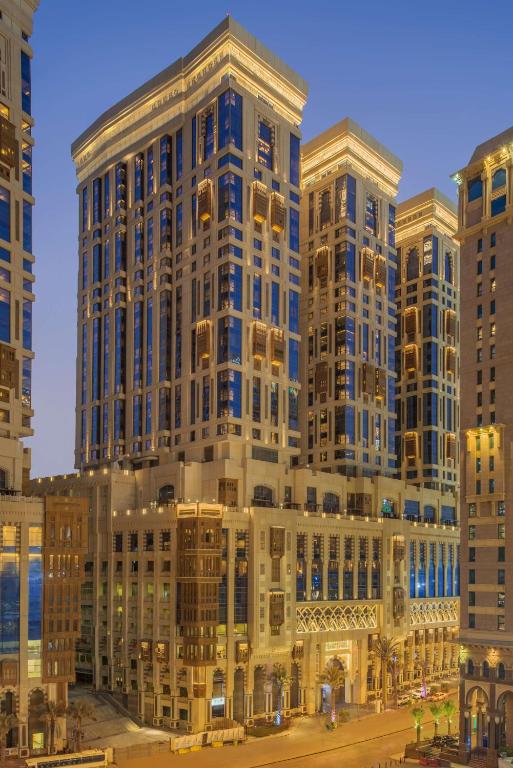 una rappresentazione di un grande edificio con edifici alti di Jabal Omar Hyatt Regency Makkah a La Mecca
