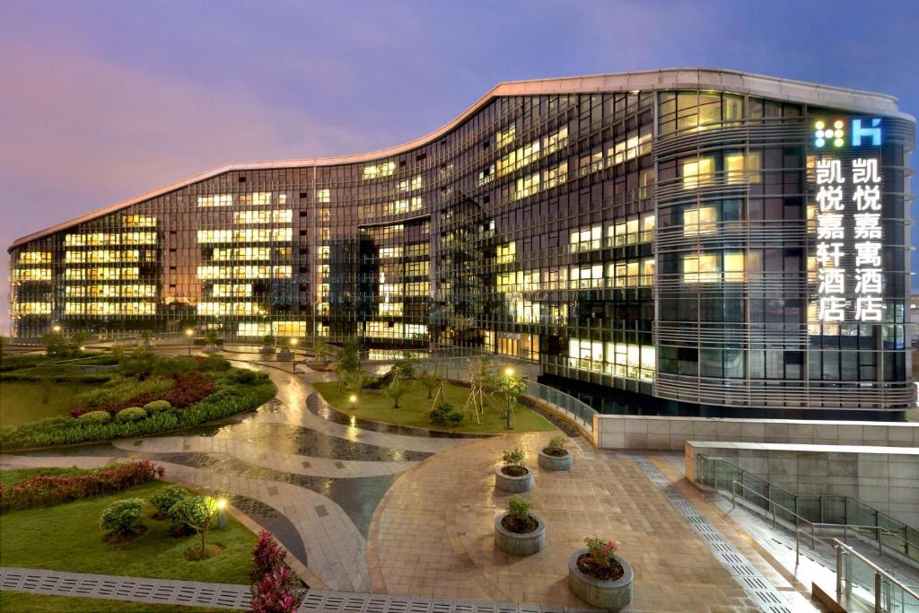 ein großes Bürogebäude mit vielen Fenstern in der Unterkunft Hyatt Place Shenzhen Airport in Bao'an