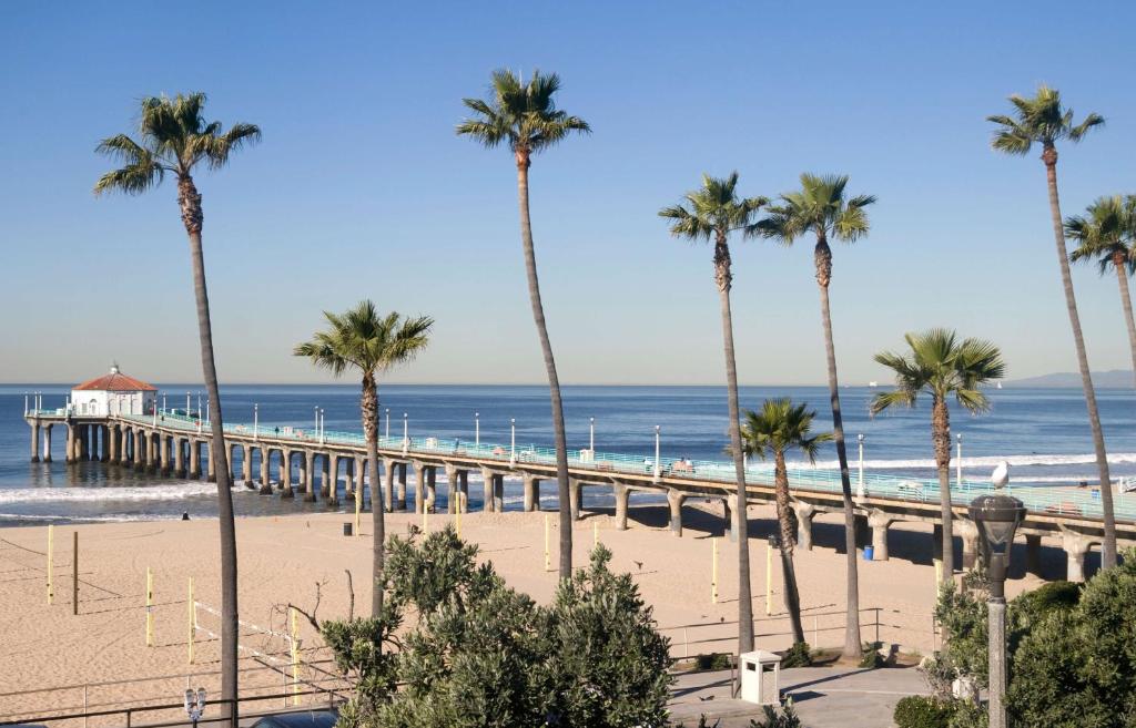 una playa con palmeras y un muelle en Hyatt Place Los Angeles / LAX / El Segundo, en El Segundo