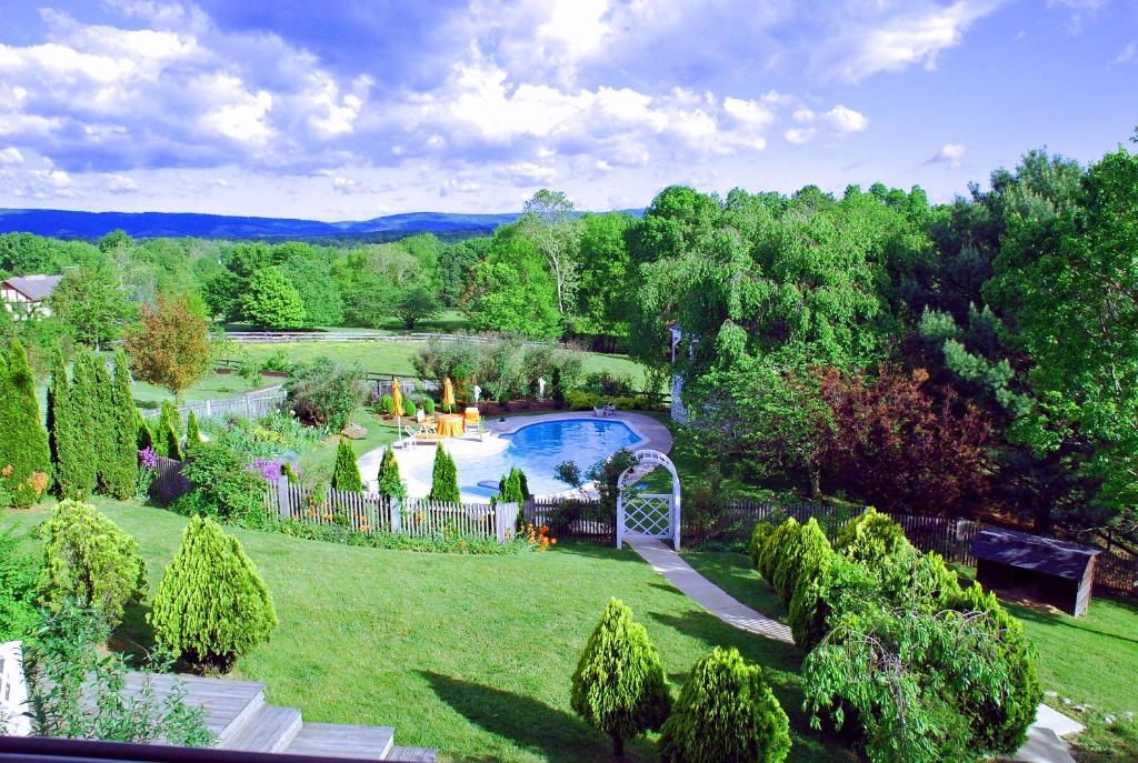 米德爾堡的住宿－莫德別墅，享有花园空中美景,设有游泳池