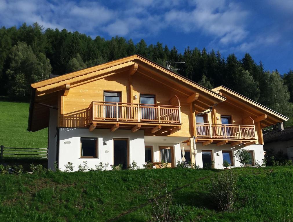 een huis met een balkon op een veld bij Hütterhof in Lagundo