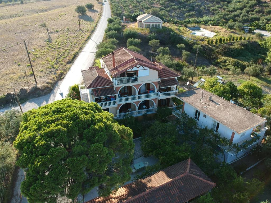 uma vista aérea de uma casa em Gerani em Vasilikos