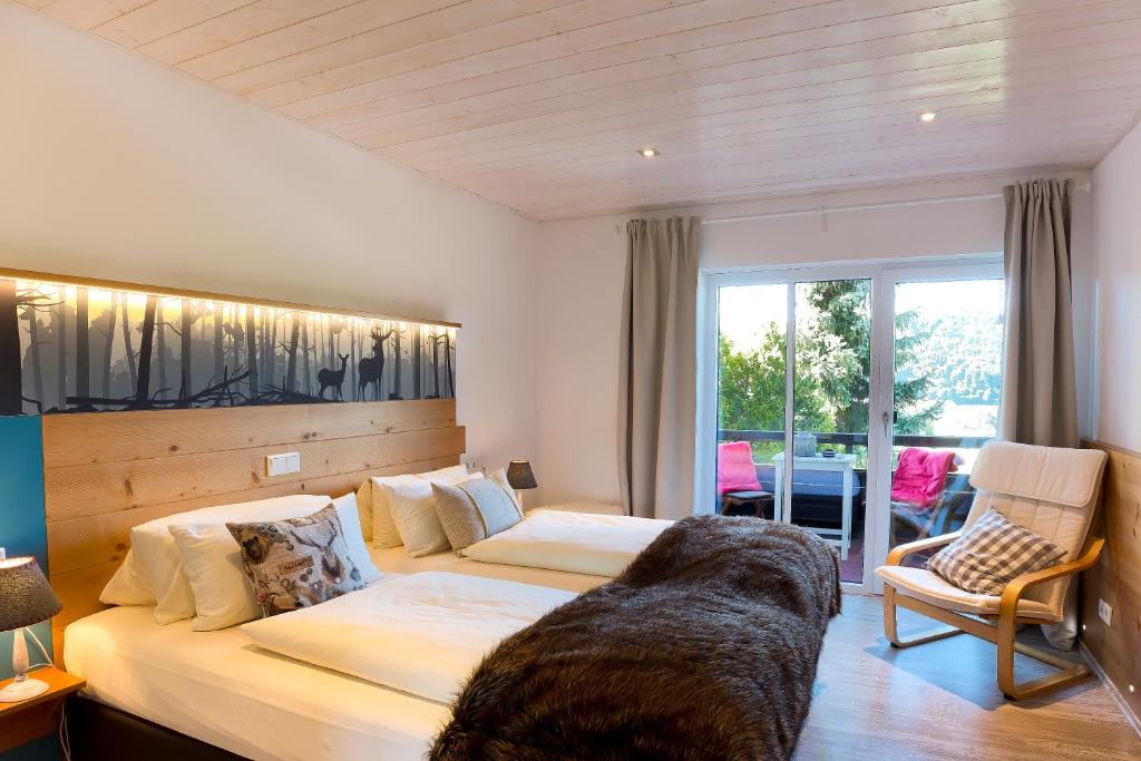 sypialnia z 2 łóżkami i kanapą w obiekcie Landgasthof Hotel Pröll w mieście Eichstätt