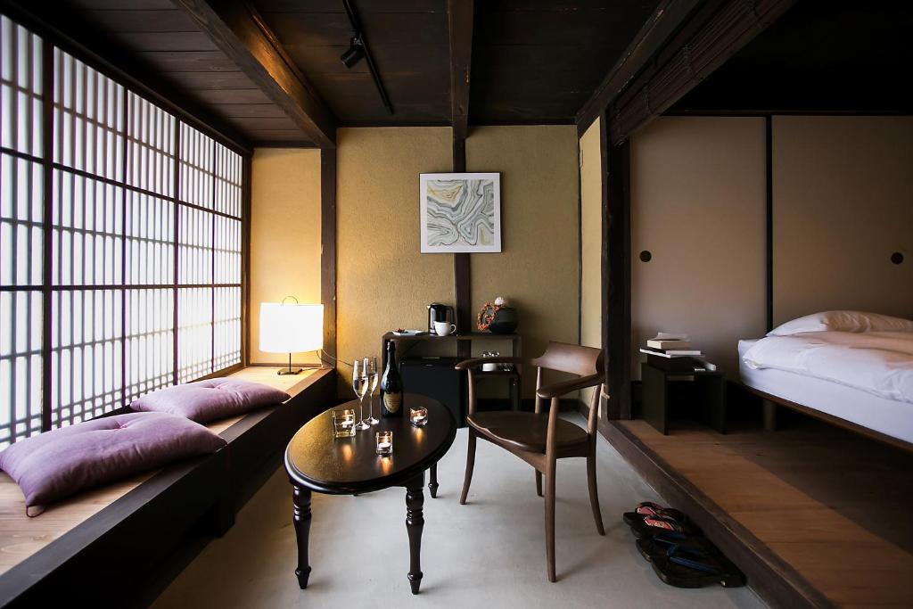 Postel nebo postele na pokoji v ubytování NIPPONIA Sasayama Castle Town Hotel