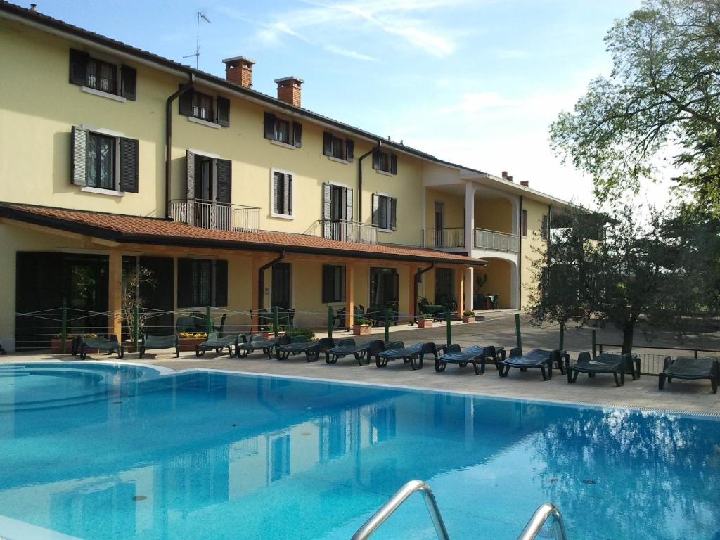 Bazén v ubytování Hotel La Rama nebo v jeho okolí