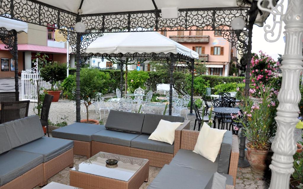 Posezení v ubytování Liberty Hotel Malé
