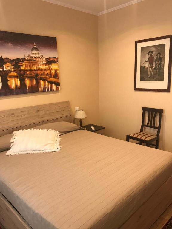 ローマにあるROMAN DREAM IIのベッドルーム1室(ベッド1台付)が備わります。壁には絵画が飾られています。