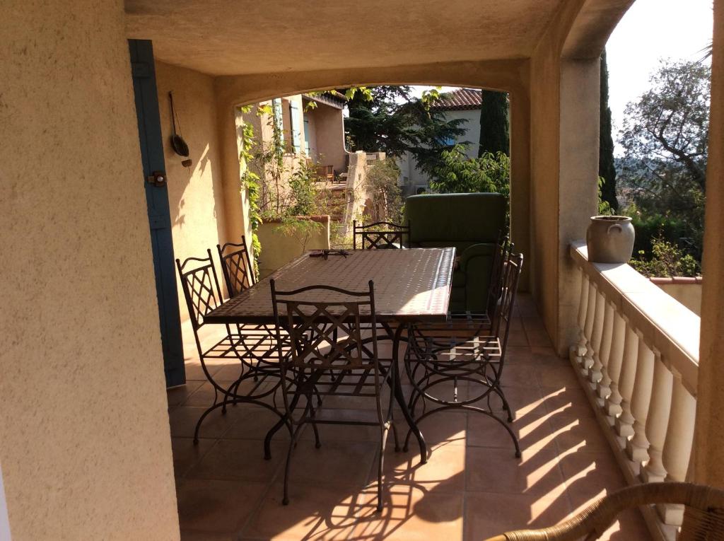un patio con tavolo e sedie sul balcone. di Bellevue a La Seyne-sur-Mer