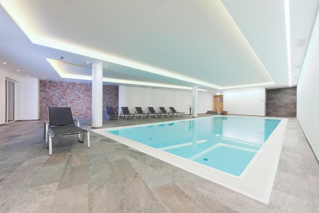 Bazén v ubytování Alpen Glück Hotel Kirchberger Hof nebo v jeho okolí