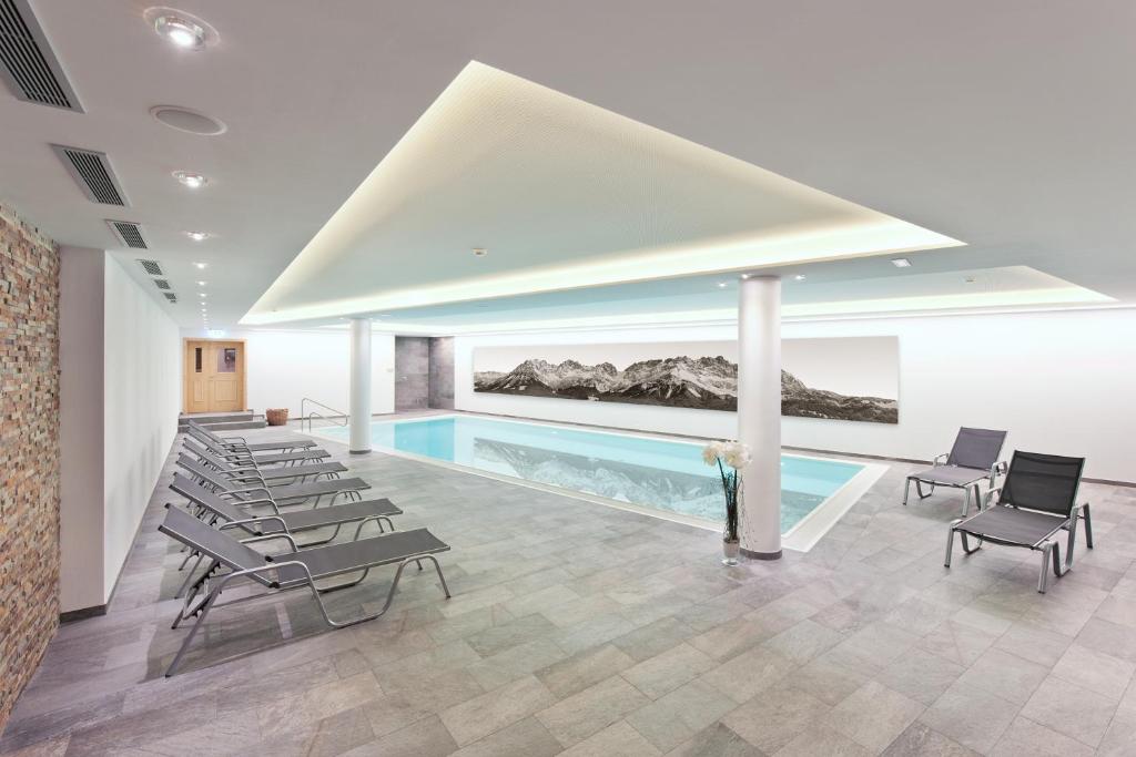 Bazén v ubytování Alpen Glück Hotel Kirchberger Hof nebo v jeho okolí