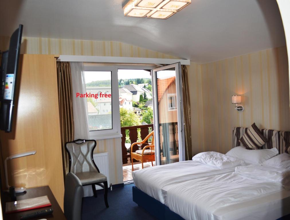 Un pat sau paturi într-o cameră la Hotel Austria