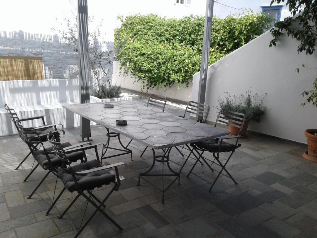 een tafel en stoelen op een patio bij Filenia in Hydra